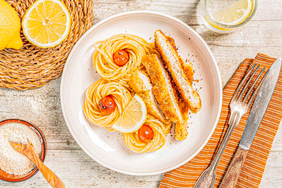 Filet de poulet à la milanaise et spaghettis au parmesan et tomates cerises